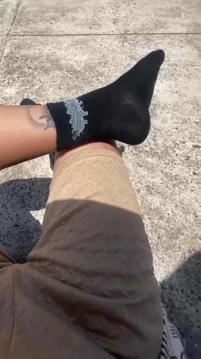 Mr Feet Colombia: カルタヘナの城を歩きながら、靴を脱いで休み、あなたが私の足を崇拝してもらうために
