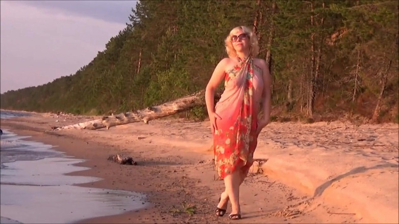 RedRoseRus: Hot dance on the beach