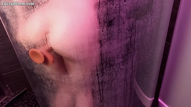 Lacey Bloom: Dildo Spit Roast i duschen 1608