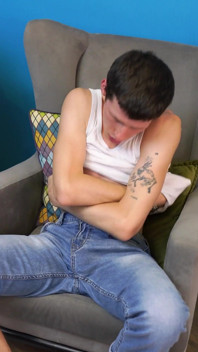 Il sexy twink non può non strofinare il suo enorme cazzo