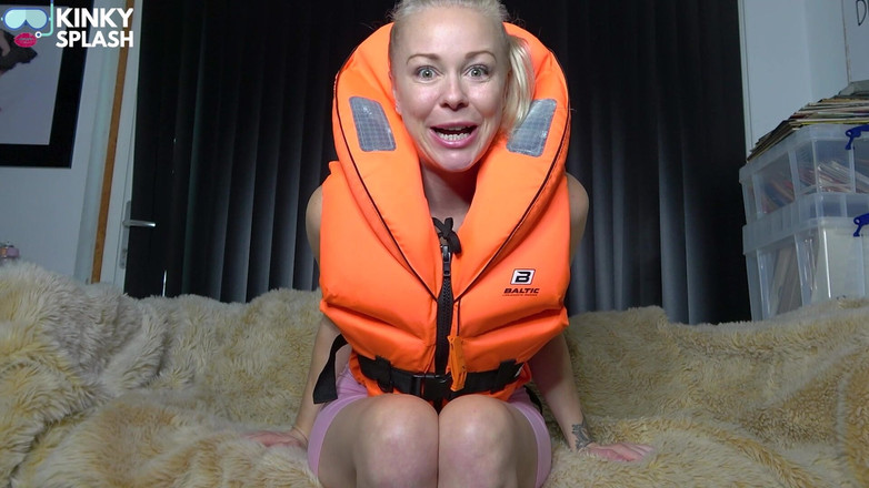 UKCuteGirl Lucy Lauren: Záhyb mého přítele: zpověď s záchranným vestou fetišem