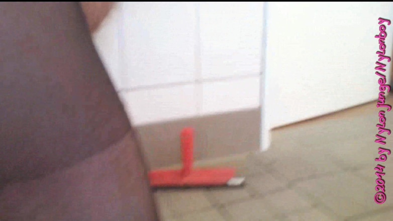 Carmen_Nylonjunge: Fare pipì in collant neri ** NS fetish **