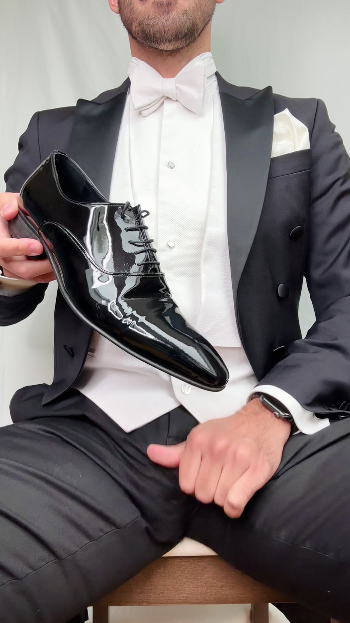 Master Shiny Shoes: टेलकोट में सह शॉट