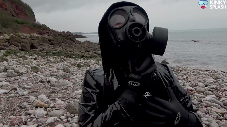 UKCuteGirl Lucy Lauren: Gas Mask Goddess - Rubber Wetsuit &amp; Pvc Mac Beach Menggoda