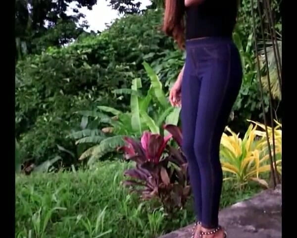Solo Austria: Crushing fruits with her heels