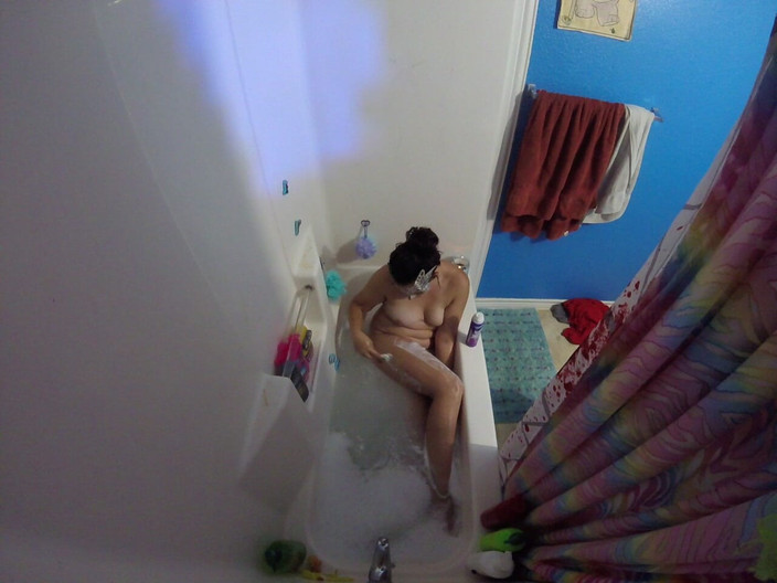 Ohdangitsmyfans: 热辣人妻在浴缸里刮腿和阴户