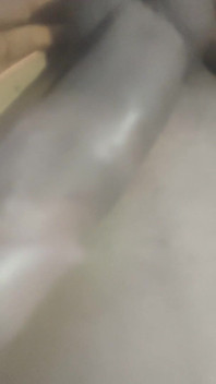 Stiefzus houdt mijn penis in haar hand en schudt hem
