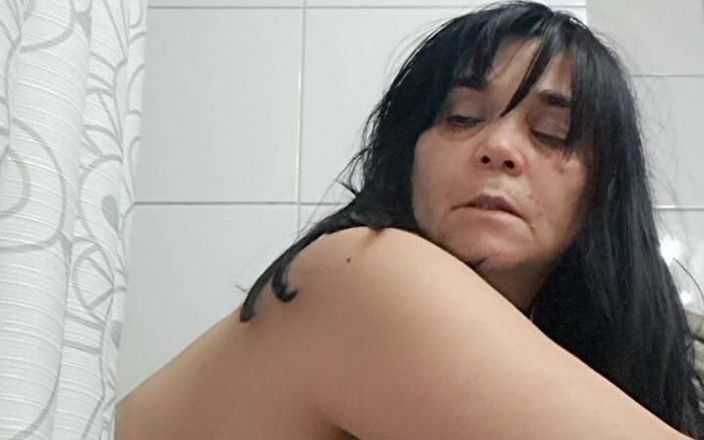Mommy big hairy pussy: MiLF scopata dal figliastro senza la doccia