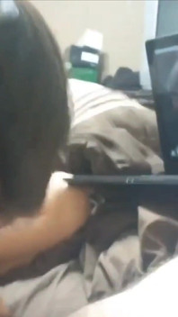Istri amatir nyepong dan ngocok kontol sambil nonton bokep buatan sendiri