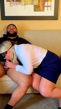 Fa Fiona ihtiyacı olan deneyimli bir yolcuya yardım ediyor