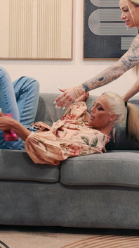 Styvmamma domineras av styvson &flickvän med ansiktssittande, fotgagging, fitta busting, dildo ansiktsknull