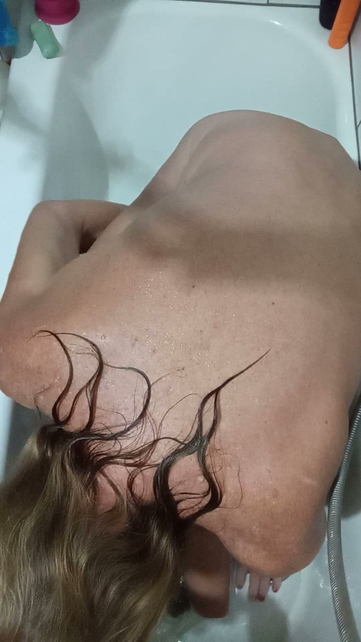 Lizzy Yum: Lizzy yum - vr octubre 2026 bañándose, masturbación dilatada