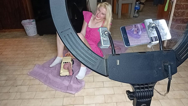 18blondteen: RC carwith dildo kongkek pepek blonde panas berumur 19 tahun