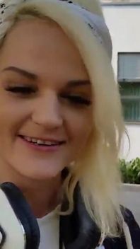 Alexa Gold în fața unui spital