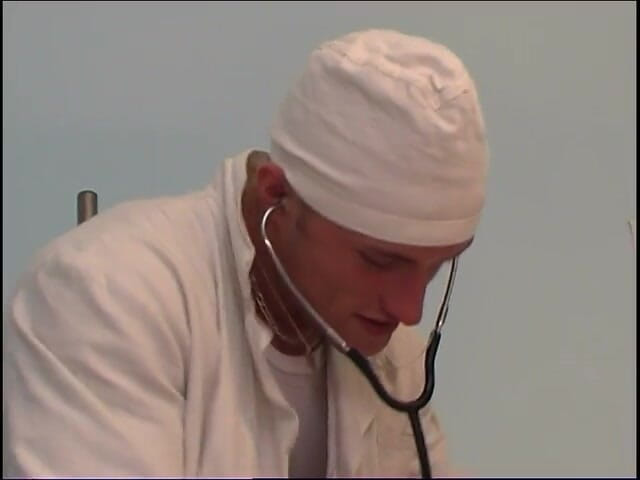 Bad Boyz: Homo dokter neukt jonge patiënt