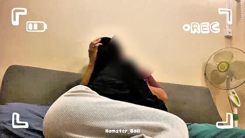 Hamster_Ball: Любительська камера, студентка та її хлопець у вітальні вчаться робити мінет