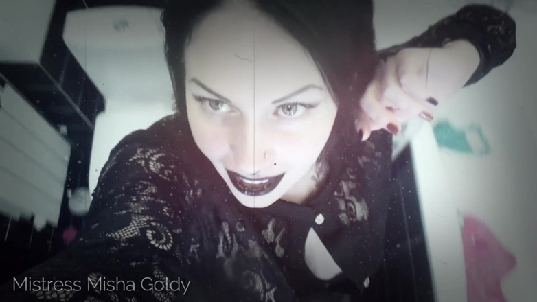 Goddess Misha Goldy: Добачишся в туалеті