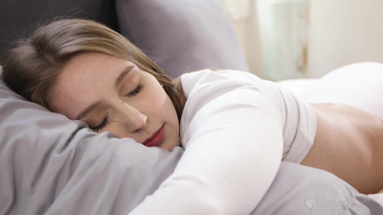 Mommy's Girl: Fata mamei - Drăguța Chanel Gray este excitată pentru mama vitregă...