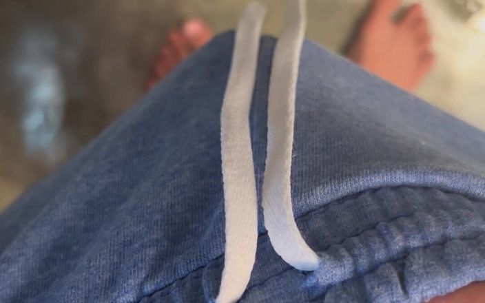 Quan Vietnam 18: Un jeune asiatique branle une petite bite et une grosse éjaculation...