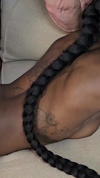 Gadis mungil kulit hitam kembali 1 tahun kemudian