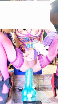 La bella trans sissy transgender in lingerie sexy cavalca un grosso dildo anale senza mutandine