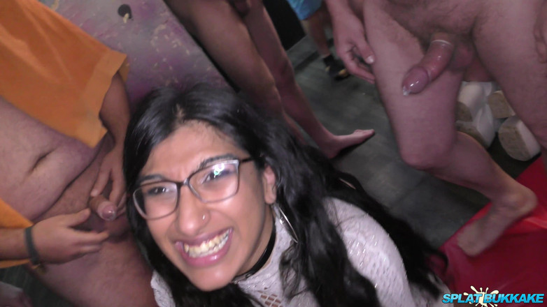 Gangbang team: Wanita seksi dari UK dapat pancutan mani