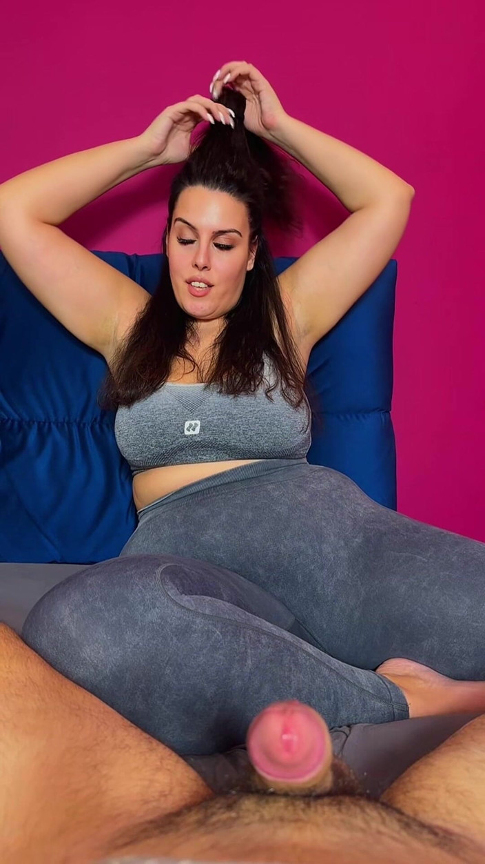 Young_strawberry: Curva mea obraznică vorbește murdar în timp ce labă