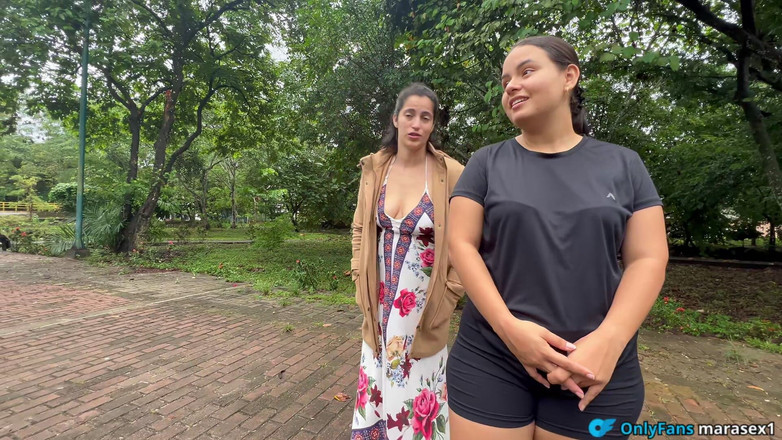 MaRaSexx: 我在街上向一个陌生人展示自己，我让他抚摸我的奶子并吮吸我全身