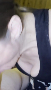 Sweetmarie si užívá sání a vypouštění jeho ptáka