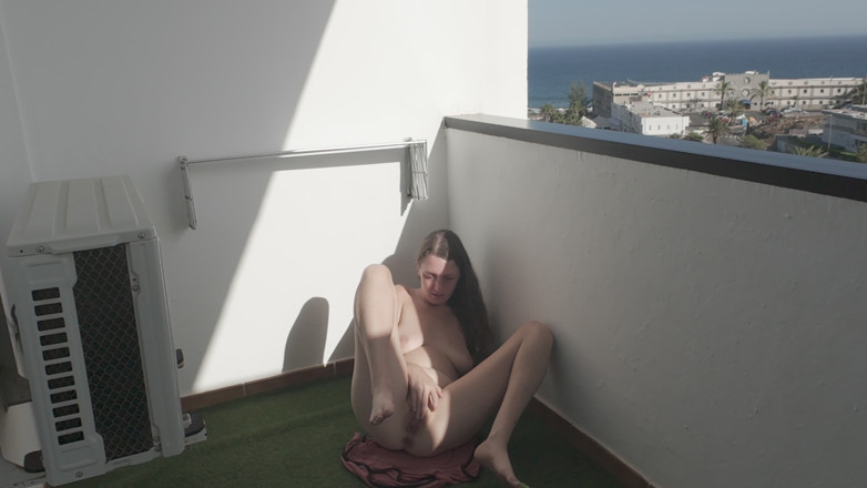 SkinnyWithAHugeDick: Aku memergokinya telanjang di balkon jadi aku mendorong penisku ke...