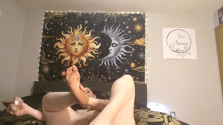 Sin Spice by Sophia Sinclair and Jasper Spice: Je plagen met mijn lotionvoeten