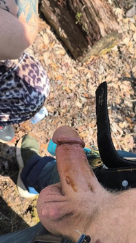 Ormandaki fahişe o kadar ateşli ki ona edepsiz yarağını götünden kahverengi veriyor ve çabucak emiyor