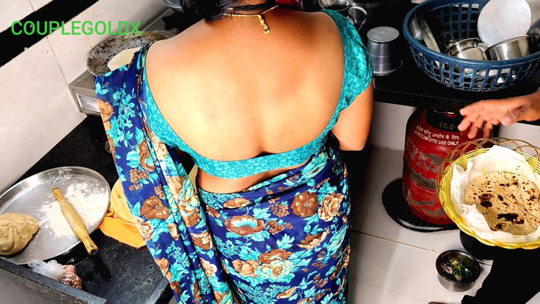 Sexy Komal: Sesso in cucina: la matrigna è seduta per mangiare il cibo...