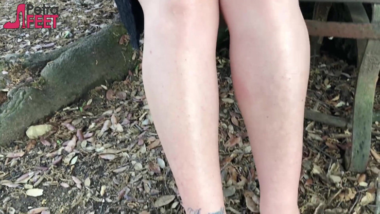 Smokin Fetish: Hot teen smoking in a park