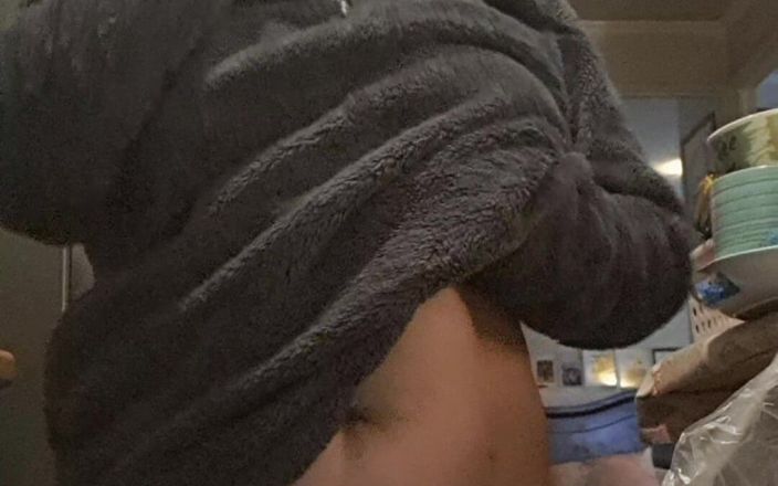 Mommy big hairy pussy: Belle-mère sans culotte dans la cuisine sexy