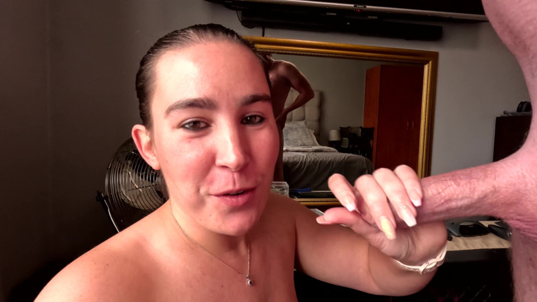 domslutfucker: Infiel esposa gostosa envia corno marido selfie boquete com porra...