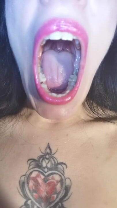 Beth Kinky: Vieni a scoparmi la gola per favore