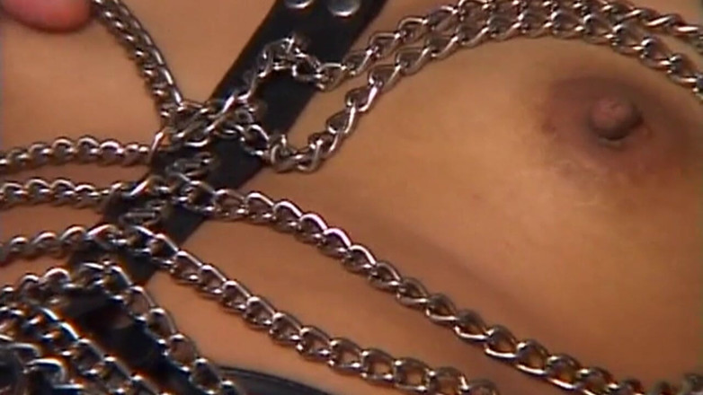 Bangora clips: Zralá brunetka MILF se sklonila a tvrdě bičována