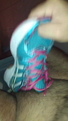 Sneakerfetish_BR: Spor ayakkabı koleksiyonumu sikmeyi seviyorum