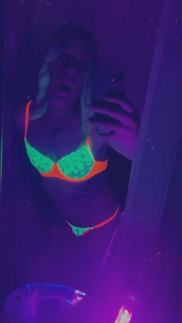CarmenMelatonin: Sexy feestmeisje wil neuken