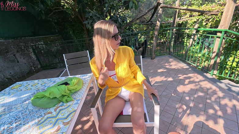 MissLeggings: 영리한 새어머니는 의붓아들의 친구가 속옷을 입을 옷 컬렉션을 디자인했다는 사실을 발견하며 그를 몰아붙입니다