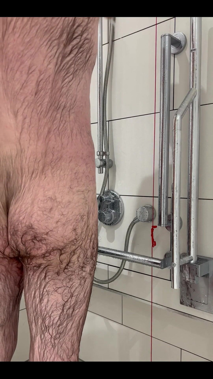 Djdavexxx: 厚鸡巴和毛茸茸的屁股淋浴