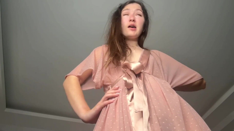 SexyMissMe: Aku bakal buktikan bahwa memek berbuluku lebih enak