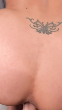 Ich habe meine stiefmutter beim betrügen erwischt und jetzt lässt sie mich diesen großen, saftigen hintern schlagen - kostenloser film komplett