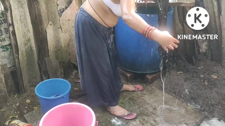 Anita yadav: La casalinga indiana fa il bagno fuori bella