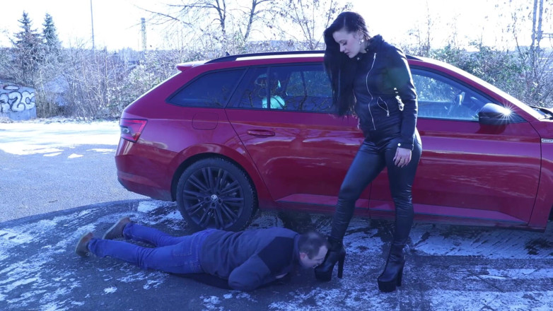Czech Soles - foot fetish content: Громадський раб, який прибирає черевики, заробляє його зарплату