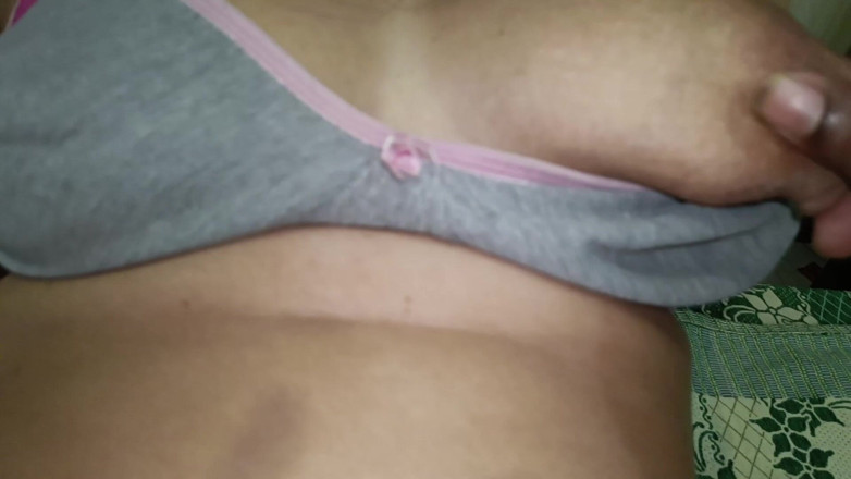 Desisexqueen: Saya menikmati banyak di rumah bhabhi saya semasa percutian musim...