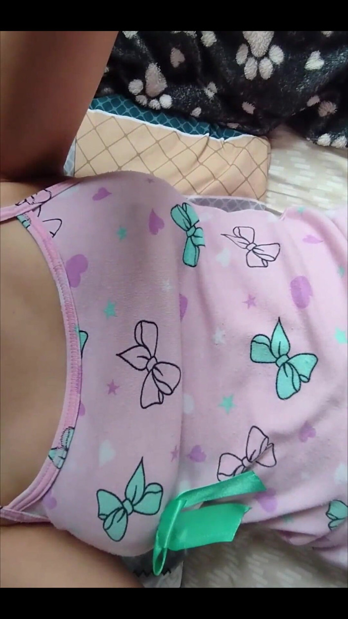 xMilfucker: Pasierbica uwodzi mnie swoją piżamą i w końcu dotykam jej...