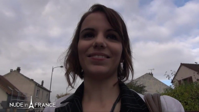 Nude in France: Selvagem pornô casting de uma jovem garçonete Alyzee 23 anos