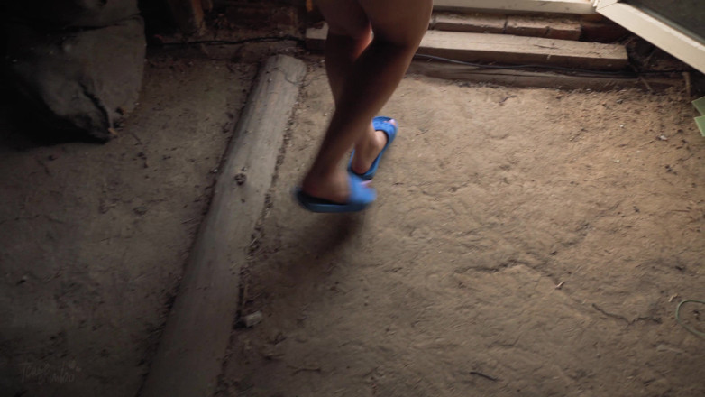Teasecombo 4K: Upskrt of Hot Stepsis Doing Chores in the Attic